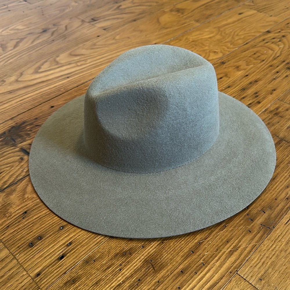 NWT GIGI PIP Kemma sage hat